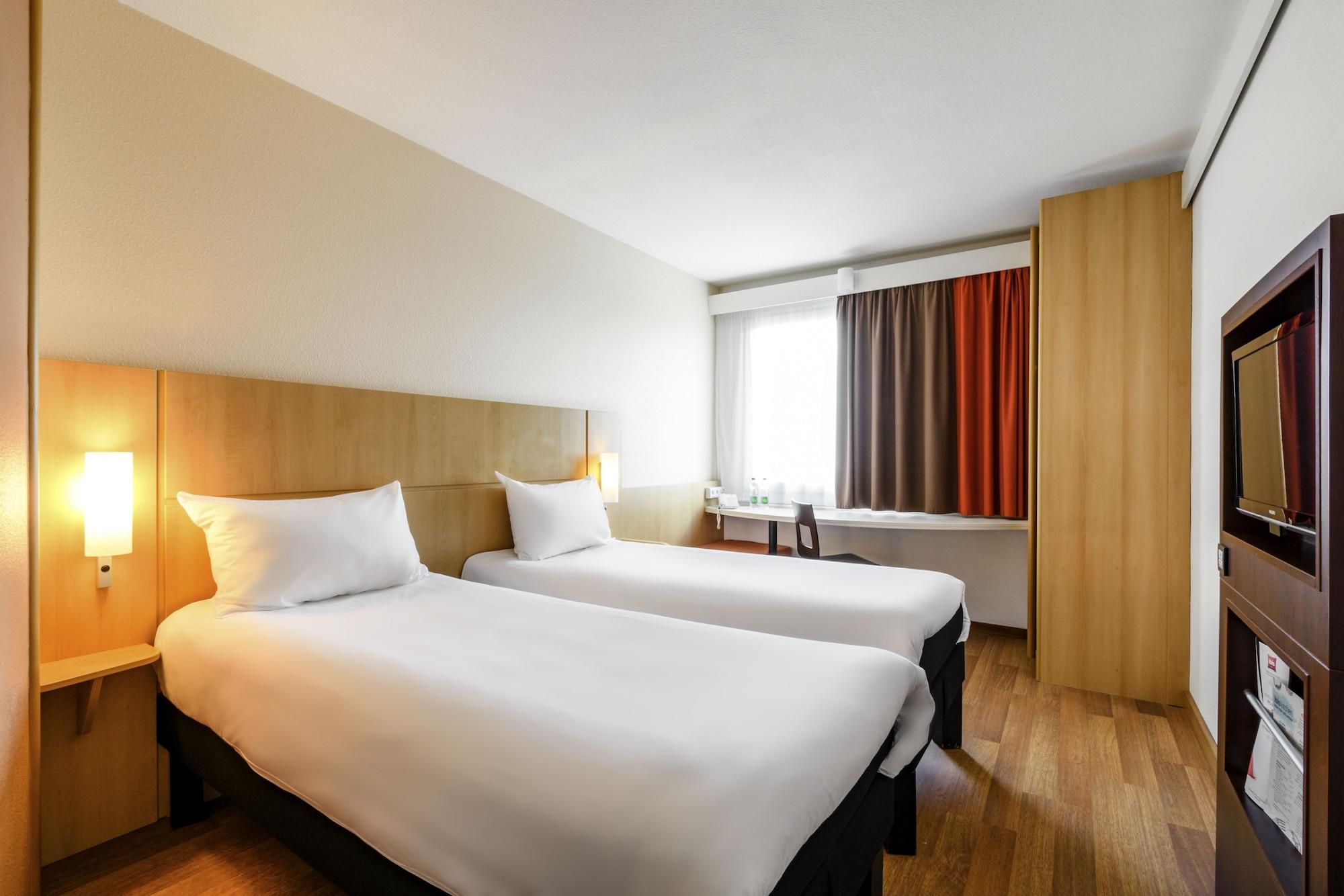 Ibis Saint Quentin Basilique Hotel Exterior photo
