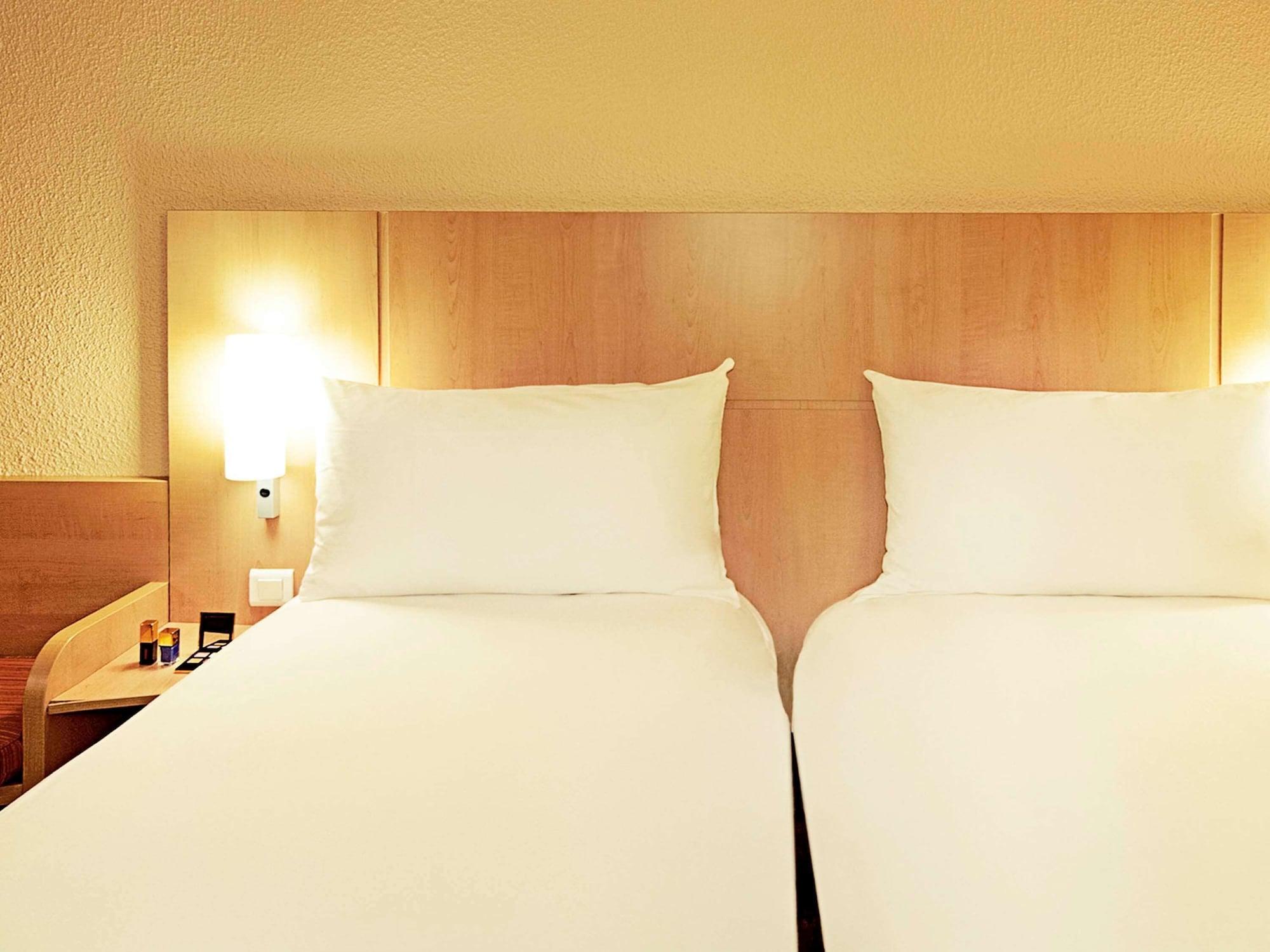 Ibis Saint Quentin Basilique Hotel Exterior photo