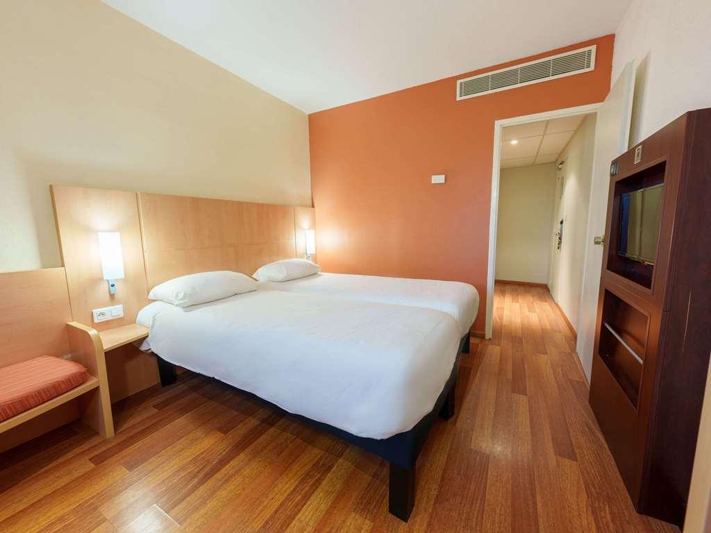 Ibis Saint Quentin Basilique Hotel Room photo